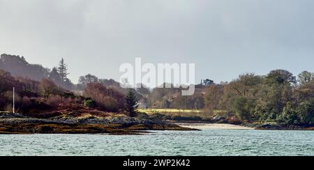 Ganavan Sands par Oban avec le point de vue World War 11 maintenant converti au loin à l'horizon. Écosse Banque D'Images