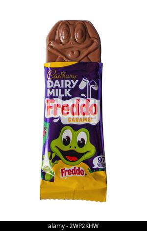 Cadbury Dairy Milk Freddo barre caramel de chocolat ouverte pour montrer le contenu isolé sur fond blanc Banque D'Images