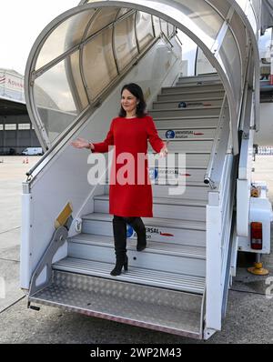 Paris, France. 05 mars 2024. La ministre fédérale des Affaires étrangères Annalena Baerbock (R, Alliance 90/les Verts) arrive à l'aéroport du Bourget à Paris. Crédit : Soeren Stache/dpa/Alamy Live News Banque D'Images