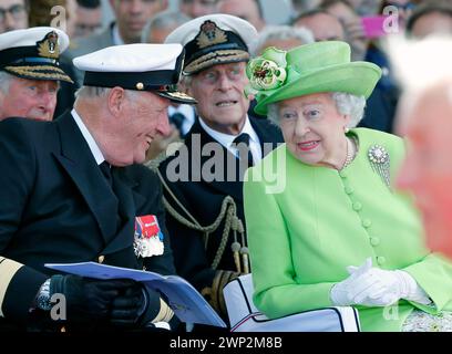 Ouistreham, France 20140606.le roi norvégien Harald en conversation avec la reine Elizabeth II lors de la cérémonie internationale à Ouistreham. Vendredi 6 juin, c'est 70 ans depuis le jour J. Des chefs d’État et des vétérans sont présents pour marquer cette journée. Photo : Terje Bendiksby / NTB Archive photo Banque D'Images