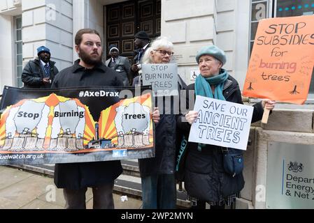 Londres, Royaume-Uni. 5 mars 2024. Des militants écologistes protestent devant le Département de la sécurité énergétique et du Net Zero (DESNZ) contre les projets du gouvernement de fournir de nouvelles subventions publiques aux centrales électriques à bois Drax, dans le Yorkshire, et Lynemouth dans le Northumberland. L'ancienne centrale au charbon Drax, qui reçoit déjà d'importantes subventions publiques, brûle des granulés de bois importés, y compris d'arbres abattus dans des forêts primaires anciennes, et est l'un des plus grands émetteurs de CO2 et de particules (PM10) au Royaume-Uni. Les critiques contestent également sa prétention à être une source d'énergie «renouvelable». Banque D'Images