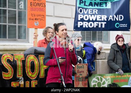 Londres, Royaume-Uni. 5 mars 2024. Un orateur de Money Rebellion s’adresse à des militants écologistes qui manifestent devant le Département de la sécurité énergétique et du Net Zero (DESNZ) contre les projets du gouvernement de fournir de nouvelles subventions publiques aux centrales électriques à bois Drax, dans le Yorkshire, et Lynemouth dans le Northumberland. L'ancienne centrale au charbon Drax, qui reçoit déjà d'importantes subventions publiques, brûle des granulés de bois importés, y compris d'arbres abattus dans des forêts primaires anciennes, et est l'un des plus grands émetteurs de CO2 et de particules (PM10) au Royaume-Uni. Banque D'Images