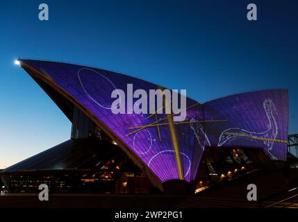 Sydney. 5 mars 2024. Cette photo prise le 5 mars 2024 montre le spectacle lumineux 'Badu Gili : Celestial' sur les voiles de Bennelong de l'est de l'Opéra à Sydney, en Australie. « Badu Gili » signifie « lumière de l'eau » dans la langue des propriétaires traditionnels de Bennelong point, aujourd'hui l'emplacement de l'Opéra de Sydney. Le spectacle de lumière est ouvert au public tous les jours en mars. Crédit : ma Ping/Xinhua/Alamy Live News Banque D'Images