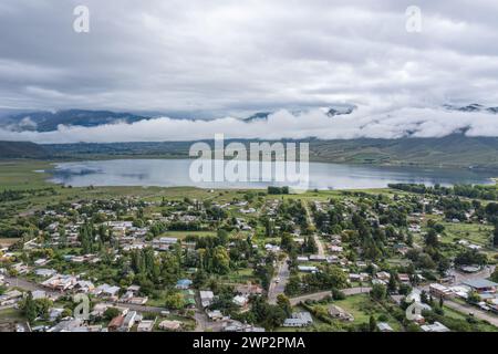 Vue aérienne de la ville de Mollar et du barrage de la Angostura à Tucuman en Argentine vu d'un drone. Banque D'Images