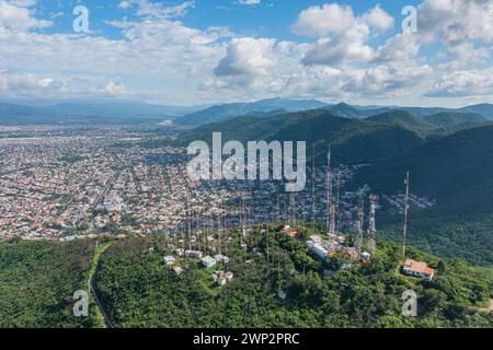 Antennes sur la colline 20 de Febrero dans la ville de Salta Argentina.​ Banque D'Images