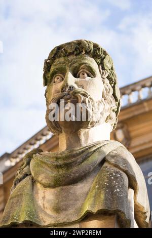 Royaume-Uni, Oxford, Emperor Heads, pierres sur Wren's Sheldonian Theatre. Banque D'Images