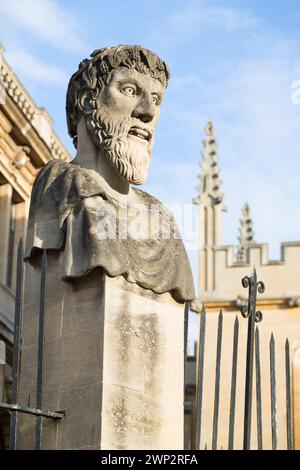 Royaume-Uni, Oxford, Emperor Heads, pierres sur Wren's Sheldonian Theatre. Banque D'Images