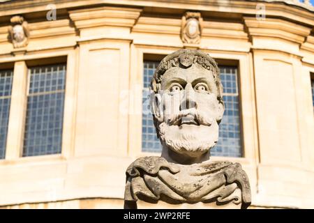 Royaume-Uni, Oxford, Emperor Heads, pierres sur Wren's Sheldonian Theatre. Banque D'Images