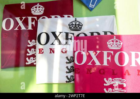 Royaume-Uni, Oxford, T-shirts souvenir touristique dans la vitrine du magasin. Banque D'Images