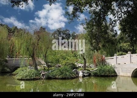 Le lac de Reflected Frangance et le pont du ruban de Jade entouré d'arbres et de plantes dans les jardins chinois des jardins botaniques de Huntington, Banque D'Images