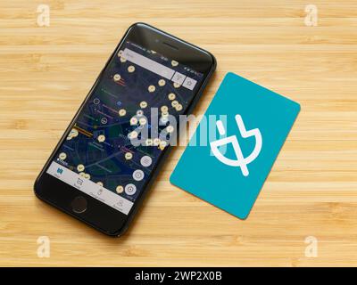 Carte de recharge Shell avec le logo à côté de l'application. Une carte montre les bornes de recharge de la ville dont les conducteurs de véhicules électriques ont besoin pour recharger la voiture. Banque D'Images