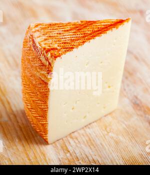 Tranches de fromage semi-dur espagnol traditionnel à base de lait de brebis Banque D'Images