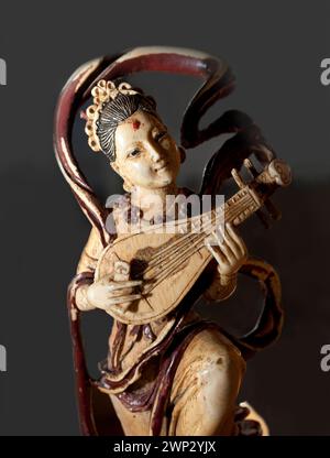 Figurine en ivoire sculpté, femme jouant du pipa, luth chinois traditionnel Banque D'Images