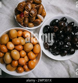 un ensemble de trois types d'olives dans des bols blancs Banque D'Images