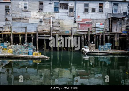 Une vue de Custom House Wharf, une section du front de mer en activité de Portland Maine. Les casiers à homard sont visibles au premier plan. Portland, Maine, États-Unis. Banque D'Images