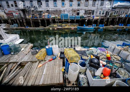 Une vue de Custom House Wharf, une section du front de mer en activité de Portland Maine. Les casiers à homard sont visibles au premier plan. Portland, Maine, États-Unis. Banque D'Images