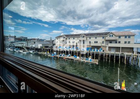 Une vue de Custom House Wharf, une section du front de mer en activité de Portland Maine. Les casiers à homard sont visibles au premier plan. Portland, Maine, États-Unis. Banque D'Images