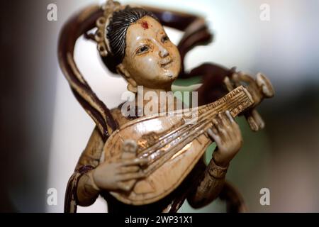 Figurine en ivoire sculpté, femme jouant du pipa, luth chinois traditionnel Banque D'Images