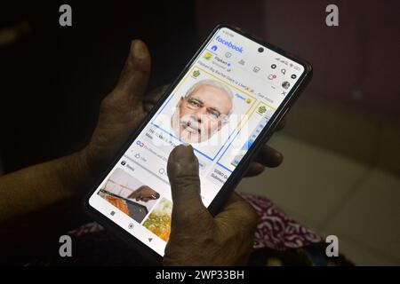 Silguri, Bengale occidental, INDE. 5 mars 2024. Une femme indienne choisit le masque du premier ministre indien Narendra Modi dans une application mobile de l'application de shopping en ligne flipkart à Siliguri. (Crédit image : © Diptendu Dutta/ZUMA Press Wire) USAGE ÉDITORIAL SEULEMENT! Non destiné à UN USAGE commercial ! Banque D'Images