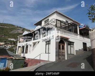 Camara de Lobos, Portugal. 12 mars 2023. Restaurant Churchill's dans le village de pêcheurs de Camara do Lobos sur l'île atlantique de Madère, une région autonome du Portugal. C’est d’ici que Winston Churchill peint la vue de l’endroit idyllique sur l’Atlantique en 1950. Crédit : Beate Schleep/dpa/Alamy Live News Banque D'Images