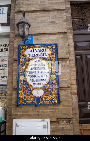 Affiche sur le mur indiquant le nom du restaurant Tapas Banque D'Images