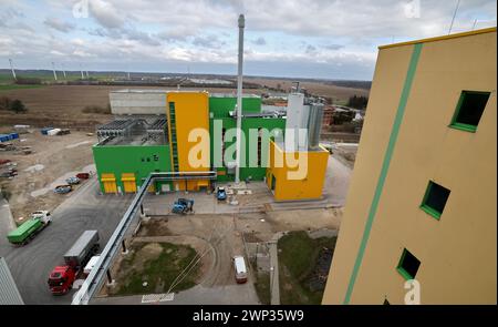 Stavenhagen, Allemagne. 05 mars 2024. La nouvelle usine d'incinération des boues d'épuration (M) d'EEW, d'un montant de 63 millions d'euros, située à côté de l'usine d'incinération des matières résiduelles riches en énergie provenant des déchets ménagers (R), devrait entrer en service sous peu. L’usine traitera jusqu’à 160 000 tonnes de boues d’épuration séchées. L'énergie produite couvrira les propres besoins en électricité de l'usine, l'énergie thermique sera injectée dans le réseau de chauffage urbain et le phosphore sera recyclé à partir des cendres pour produire des engrais. Crédit : Bernd Wüstneck/dpa/Alamy Live News Banque D'Images