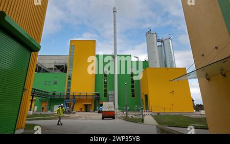 Stavenhagen, Allemagne. 05 mars 2024. La nouvelle usine d'incinération des boues d'épuration (M) d'EEW, d'un montant de 63 millions d'euros, située à côté de l'usine d'incinération des matières résiduelles riches en énergie provenant des déchets ménagers (front), devrait entrer en service sous peu. L’usine traitera jusqu’à 160 000 tonnes de boues d’épuration séchées. L'énergie produite couvrira les propres besoins en électricité de l'usine, l'énergie thermique sera injectée dans le réseau de chauffage urbain et le phosphore sera recyclé à partir des cendres pour produire des engrais. Crédit : Bernd Wüstneck/dpa/Alamy Live News Banque D'Images