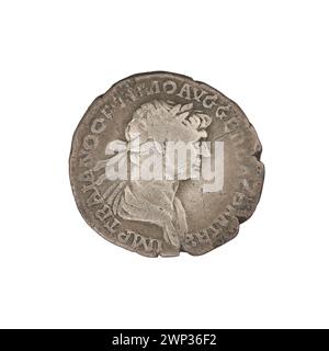 Les deniers romains frappèrent en 112-117 sous Trajan, représentant des têtes, des colonnes, des aigles et des couronnes de laurier comme symboles de l'autorité impériale. Banque D'Images