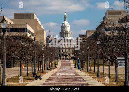 Lansing, Michigan - le Frank J. Kelley Captiol Walkway, menant au bâtiment du capitole de l'État du Michigan. Banque D'Images