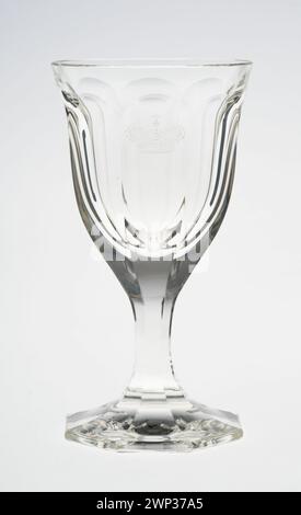 Cet objet en verre, datant de 1920-1939, représente des techniques de verrerie du début du XXe siècle, avec un savoir-faire et un design typiques de l'entre-deux-guerres. Banque D'Images