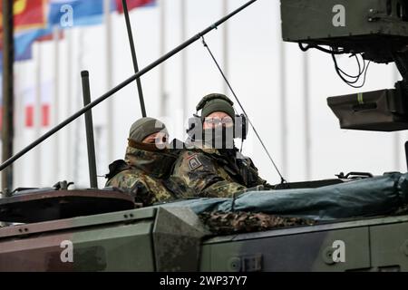 Korzeniewo, Pomorskie, Pologne, le 5 mars 2024. Des militaires présentent le transfert de chars et de véhicules blindés via la Vistule lors de l'exercice Dragon-24 de l'OTAN, qui fait partie de l'exercice à grande échelle et inébranlable Defender-24. Les exercices, qui se déroulent principalement en Europe centrale, impliquent quelque 90 000 soldats de tous les pays de l'OTAN ainsi que de la Suède. Le but de Steadfast Defender-24 est de dissuader et de présenter des capacités défensives face à l'agression. Crédit : Dominika Zarzycka/Alamy Live News Banque D'Images