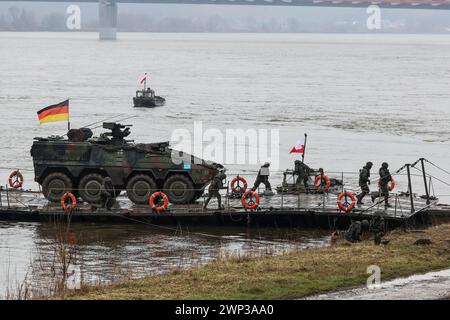 Korzeniewo, Pomorskie, Pologne, le 5 mars 2024. Des militaires allemands présentent le transfert de chars et de véhicules blindés via la Vistule lors de l'exercice Dragon-24 de l'OTAN, qui fait partie de l'exercice à grande échelle du Defender-24. Les exercices, qui se déroulent principalement en Europe centrale, impliquent quelque 90 000 soldats de tous les pays de l'OTAN ainsi que de la Suède. Le but de Steadfast Defender-24 est de dissuader et de présenter des capacités défensives face à l'agression. Crédit : Dominika Zarzycka/Alamy Live News Banque D'Images