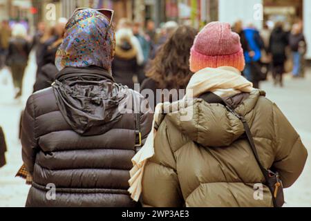 Glasgow, Écosse, Royaume-Uni. 5 mars 2024 : Météo britannique : ensoleillé dans le centre-ville vu les habitants et les touristes dans les rues de george Square à l'heure du déjeuner. Crédit Gerard Ferry/Alamy Live News Banque D'Images