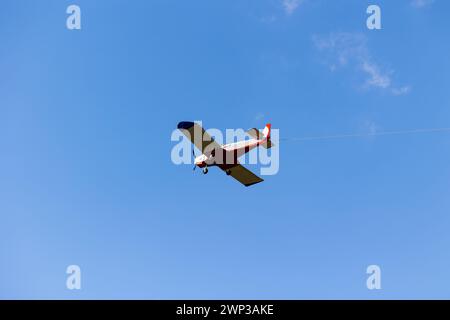 Petit extracteur d'avion planeur contre le ciel bleu. Un plan d'un petit avion utilisé pour tirer des planeurs dans le ciel. Banque D'Images