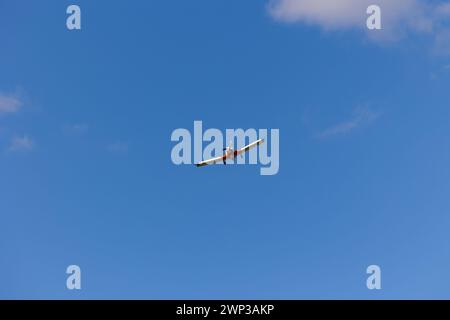 Petit extracteur d'avion planeur contre le ciel bleu. Un plan d'un petit avion utilisé pour tirer des planeurs dans le ciel. Banque D'Images