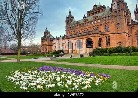 Glasgow, Écosse, Royaume-Uni. 5 mars 2024 : Météo britannique : la galerie d'art Kelvingrove a une belle exposition de crocus de printemps. Ensoleillé dans le centre-ville vu les habitants et les touristes dans les rues. Crédit Gerard Ferry/Alamy Live News Banque D'Images