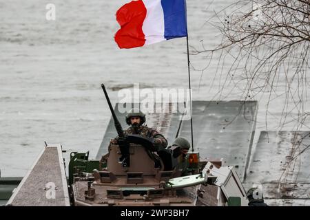 Korzeniewo, Pomorskie, Pologne, le 5 mars 2024. Des militaires français présentent le transfert de chars et de véhicules blindés via la Vistule lors de l'exercice Dragon-24 de l'OTAN, qui fait partie de l'exercice à grande échelle du Defender-24. Les exercices, qui se déroulent principalement en Europe centrale, impliquent quelque 90 000 soldats de tous les pays de l'OTAN ainsi que de la Suède. Le but de Steadfast Defender-24 est de dissuader et de présenter des capacités défensives face à l'agression. Crédit : Dominika Zarzycka/Alamy Live News Banque D'Images