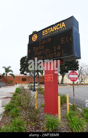 COSTA Mesa, CALIFORNIE - 25 février 2024 : enseigne électronique à l'école secondaire Estancia sur l'avenue Placentia, qui fait partie du district scolaire unifié de Newport-Mesa. Banque D'Images