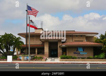 COSTA Mesa, CALIFORNIE - 25 février 2024 : le Mesa Water District Building sur Placentia Street, fournit de l'eau à la ville et à Newport Beach. Banque D'Images