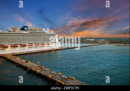 Costa Maya, Mexique - 5 avril 2019 : le navire Norwegian Cruise Line Norwegian Breakaway a accosté au coucher du soleil dans le port de Costa Maya Banque D'Images