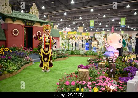 New York, États-Unis. 2 mars 2024. Une actrice accueille le public au jardin de Zhengzhou au Philadelphia Flower Show à Philadelphie, aux États-Unis, le 2 mars 2024. POUR ALLER AVEC 'Feature : le patrimoine culturel immatériel enrichit les échanges infranationaux Chine-États-Unis' crédit : Gloria Li/Xinhua/Alamy Live News Banque D'Images