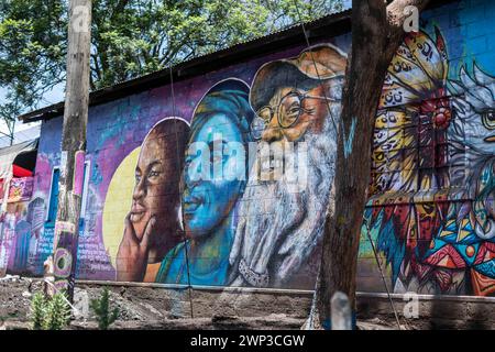 Une murale représentant des visages de personnes est peinte sur un mur dans la ville de Nakuru, créée dans le cadre du projet de ville créative de l'UNESCO de Nakuru pour mettre en valeur le patrimoine culturel et artistique de la ville. Ce travail collaboratif met en vedette les contributions de divers artistes de graffiti dont Bankslave, Joel Bergner, Chelwek, Dante et Natasha Floortje. Banque D'Images