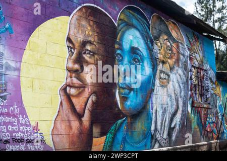 Une murale représentant des visages de personnes est peinte sur un mur dans la ville de Nakuru, créée dans le cadre du projet de ville créative de l'UNESCO de Nakuru pour mettre en valeur le patrimoine culturel et artistique de la ville. Ce travail collaboratif met en vedette les contributions de divers artistes de graffiti dont Bankslave, Joel Bergner, Chelwek, Dante et Natasha Floortje. Banque D'Images