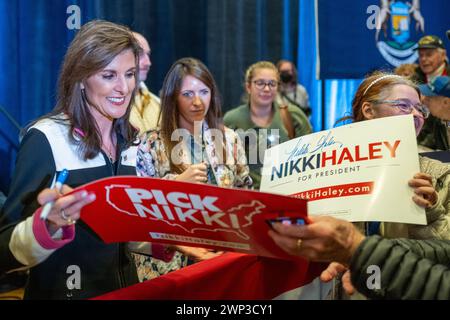 Nikki Hayley, ancienne ambassadrice des Nations Unies et candidate républicaine à la présidence, prend la parole lors d'un événement de campagne à Grand Rapids, Michigan, le lundi 26 février, Banque D'Images