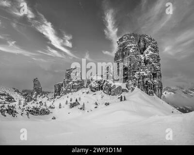 Cette image hivernale est celle des tours Cinque Torri, des rochers Dolomites géants situés près de la station balnéaire alpine de Cortina d' Ampezzo Banque D'Images