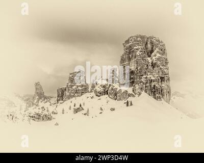 Cette image hivernale est celle des tours Cinque Torri, des rochers Dolomites géants situés près de la station balnéaire alpine de Cortina d' Ampezzo Banque D'Images