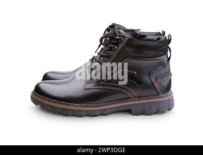 Paire de bottes chaudes en cuir marron neuve pour hommes isolées sur blanc. Banque D'Images