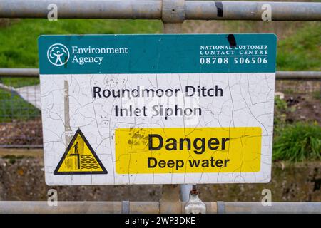 Slough, Berkshrire, Royaume-Uni. 4 mars 2024. Thames Water rejette les eaux usées de ses usines de traitement des eaux usées Slough dans l'eau de Roundmoor Ditch (photo) à Slough, Berkshire, qui se jette dans Roundmoor Ditch à Eton Wick. Cette fois, le rejet, qui a changé la couleur de l'eau en une couleur gris trouble, a eu lieu depuis plus de 51 heures. La puanteur des eaux usées est épouvantable. Ce niveau de pollution risque d'être catastrophique pour l'environnement. Après de nombreux rejets par Thames Water dans le fossé Roundmoor au cours des deux derniers mois, il y a maintenant une croissance de champignons d'égout Banque D'Images