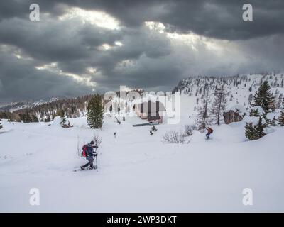 Cette image hivernale est celle des tours Cinque Torri, des rochers Dolomites géants situés près de la station balnéaire alpine de Cortina d' Ampezzo Banque D'Images