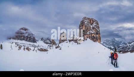 Cette image hivernale est celle des tours Cinque Torri, des rochers Dolomites géants situés près de la station balnéaire alpine de Cortina d' Ampezzo Banque D'Images